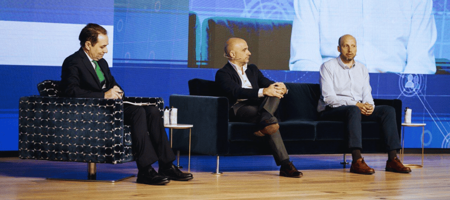 Blue and White Modern Business Webinar Facebook Post (14)